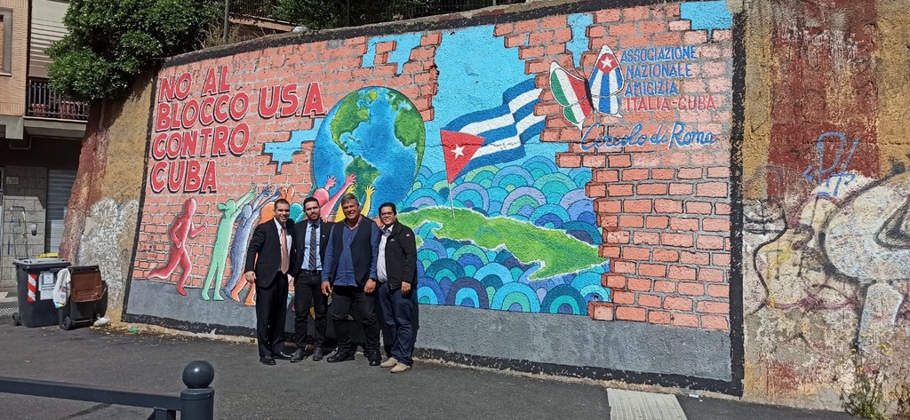 14/04/2024 - Ramon Labañino visita il murale contro il blocco